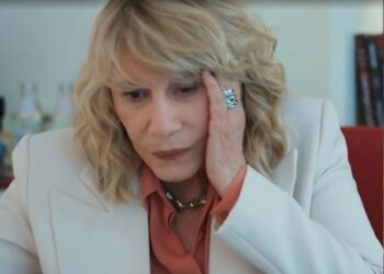 Pérola descobre armação de Vanessa e entrega presidência do hospital a Bela em “Por Você”