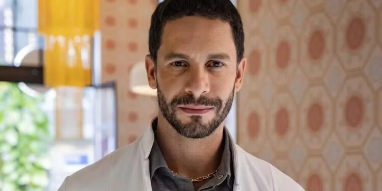 Quem Ama Cuida: César encontra prova que inocenta Adriana e toma decisão importante César (Rainer Cadete) em "Quem Ama Cuida". (Foto: Fábio Rocha/TV Globo)