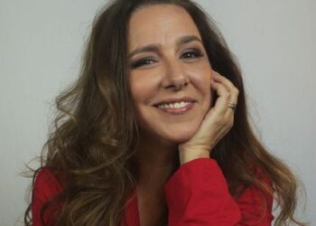 Renata Castro Barbosa transforma menopausa, insônia e crise dos 50 em comédia