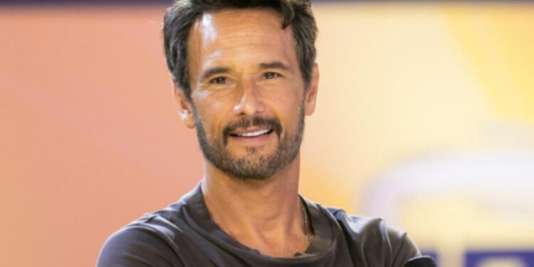 Rodrigo Santoro não é reconhecido por influenciador nos EUA e reage