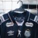 “Soco no ar” de Pelé ganha lugar no uniforme do Santos; saiba o que está por trás