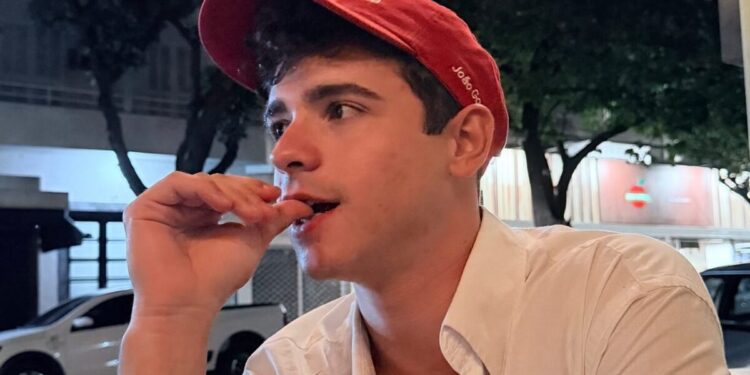 Streamer acusado de homofobia contra ator de Quem Ama Cuida se desculpa