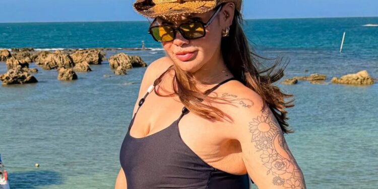 Thais Carla curte feriadão em ilha da Bahia ao lado de novo affair