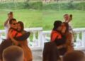 Thiago Martins celebra aniversário com a namorada e ganha “com quem será”
