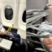 Vídeo: Passageiro é amarrado com fita após ataques racistas e homofóbicos em voo nos EUA; empresa toma decisão após caso Foto: Reprodução/ X