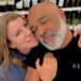 Viúva de Rick descobriu morte do marido pelas redes sociais ao pousar no Brasil