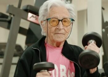 “Vovó maromba” de 102 anos conta os 2 alimentos que tirou da dieta para viver mais e melhor “Vovó maromba” de 102 anos conta os 2 alimentos que tirou da dieta para viver mais e melhor