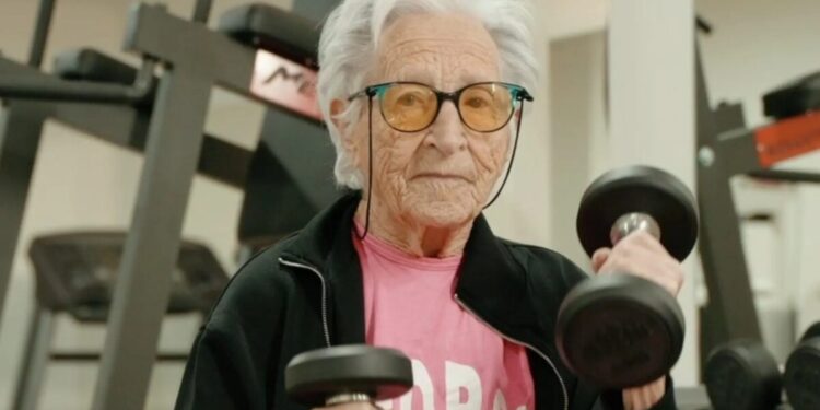 “Vovó maromba” de 102 anos conta os 2 alimentos que tirou da dieta para viver mais e melhor “Vovó maromba” de 102 anos conta os 2 alimentos que tirou da dieta para viver mais e melhor